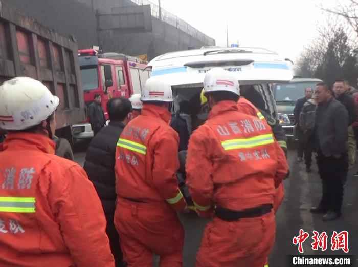  山西灵石：运钞车与货车相撞致驾驶人被困