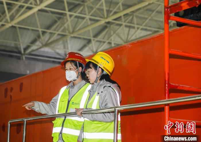  95后“空姐”大山深处开桥机