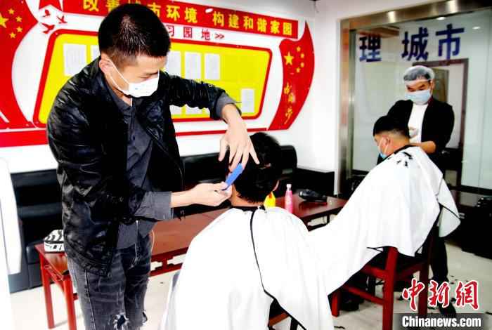  湖北孝昌：爱心理发师为一线抗“疫”人员义剪
