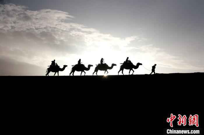 古郡敦煌大漠晨光引客“画中游”